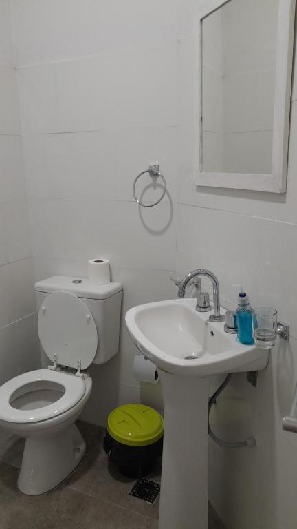 GualeguaychúAmarello的白色的浴室设有卫生间和水槽。