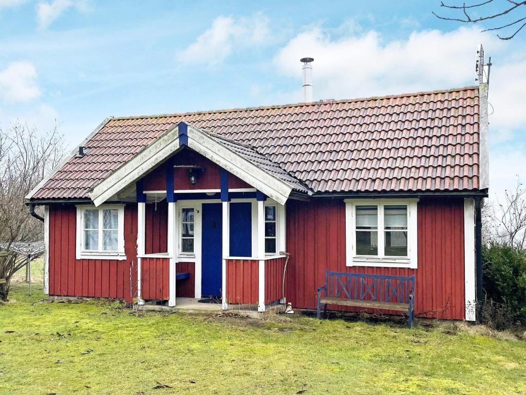 龙讷比Holiday home Ronneby XIII的红色和白色的房子