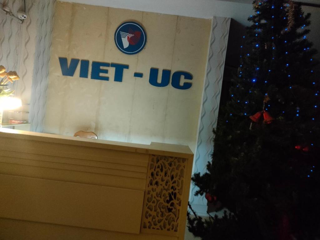 荣市khach san viet uc的圣诞树前的讲台