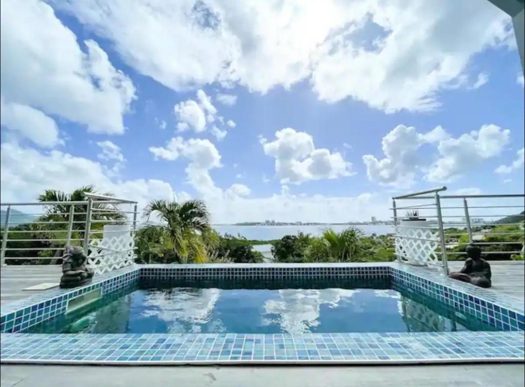 圣马丁岛Maison de Camille的享有水景的游泳池