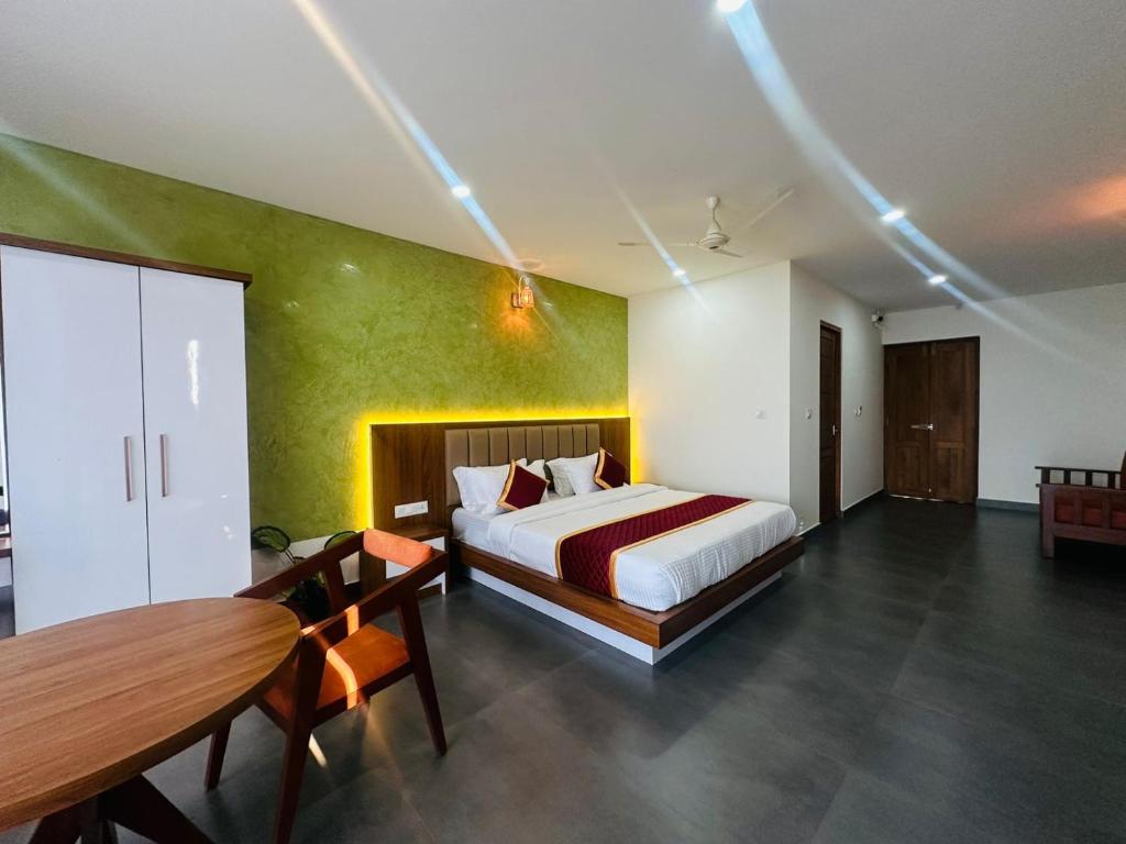 米南加迪Mary Land Residency的一间卧室配有一张床和一张桌子