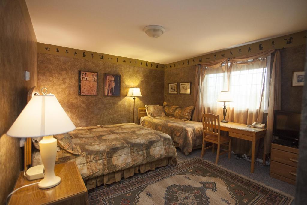 怀特霍斯Midnight Sun Inn的酒店客房配有两张床和一张书桌