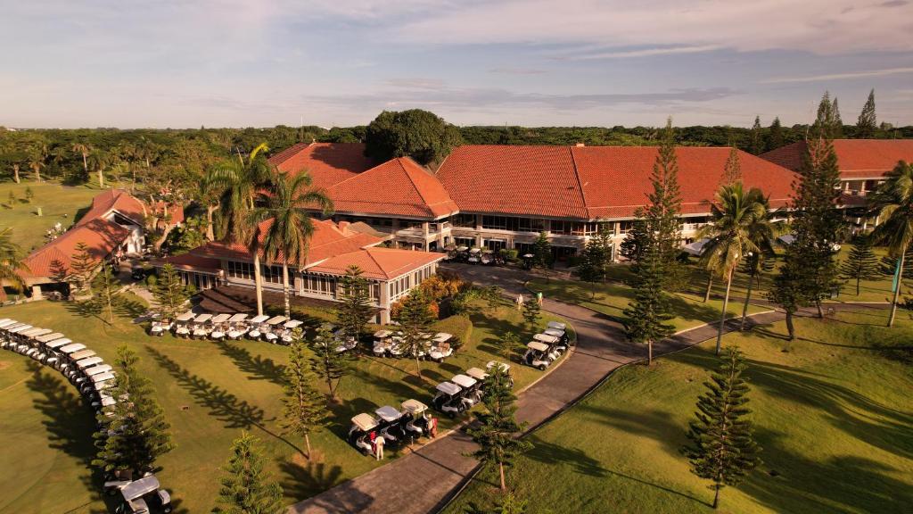 利帕芒特马拉拉亚套房酒店的享有带庭院的度假建筑的空中景致