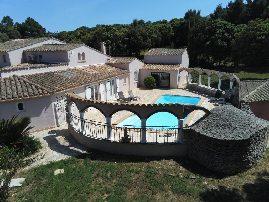博尼法乔Domaine De Foresta的享有带游泳池的别墅的空中景致