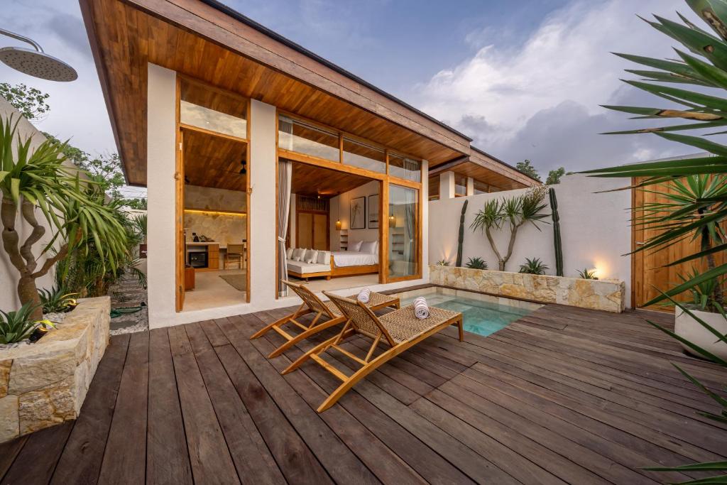 乌鲁瓦图Villa Nalu Uluwatu! 3的一座带木甲板和游泳池的房子