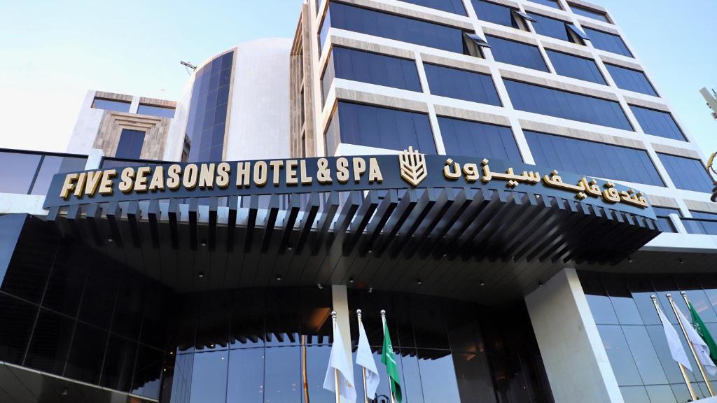 泰布克Five Seasons Hotel的一座建筑,上面有标志,上面写着五季酒店 - 休斯顿