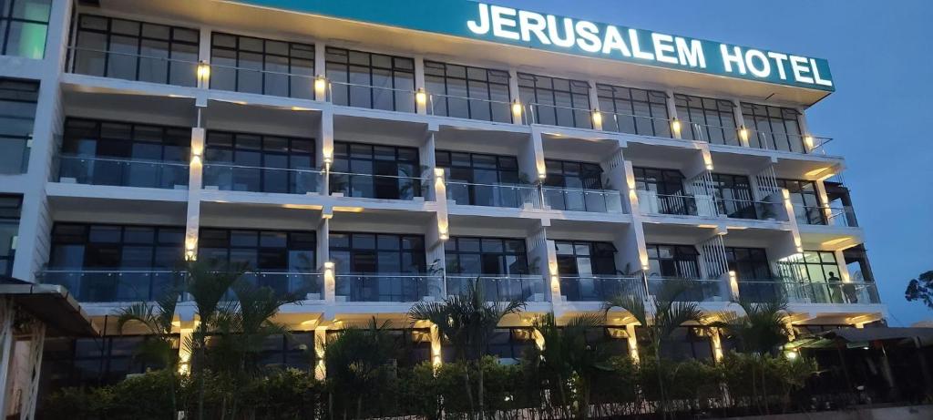 GitegaJerusalem Hotel的夜间美国jfk酒店的 ⁇ 染