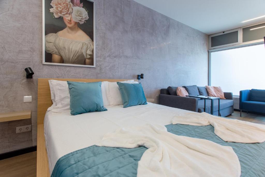 丰沙尔Social Lodge - Hollywood的一间卧室配有一张大床和一张沙发