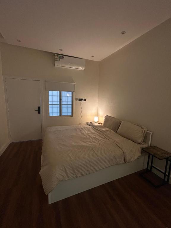 利雅德Secret Garden Studio استوديو بمدخل جانبي خاص ودخول ذكي的卧室配有白色的床和窗户。