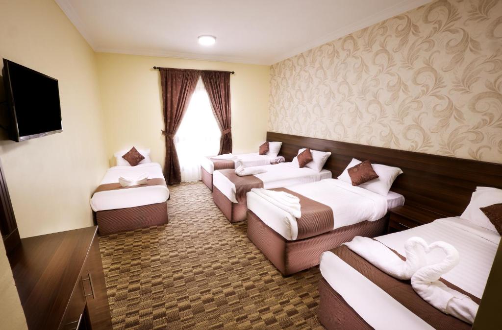 麦加مرجان أنوار الروضة的酒店客房设有四张床和电视。