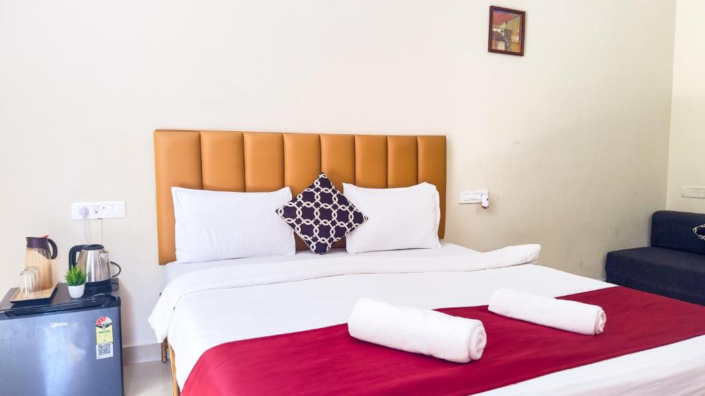 莫尔穆冈Hotel Leela Inn Candolim的一间卧室配有一张大床和两个枕头
