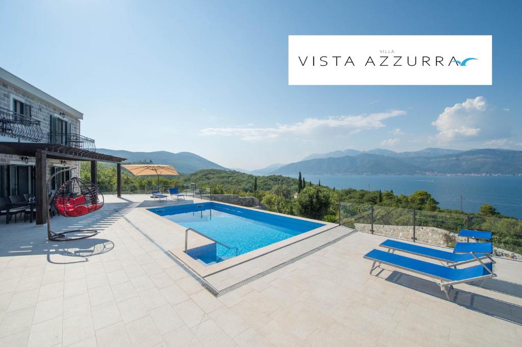 蒂瓦特Villa Vista Azzurra的水景别墅 - 带游泳池