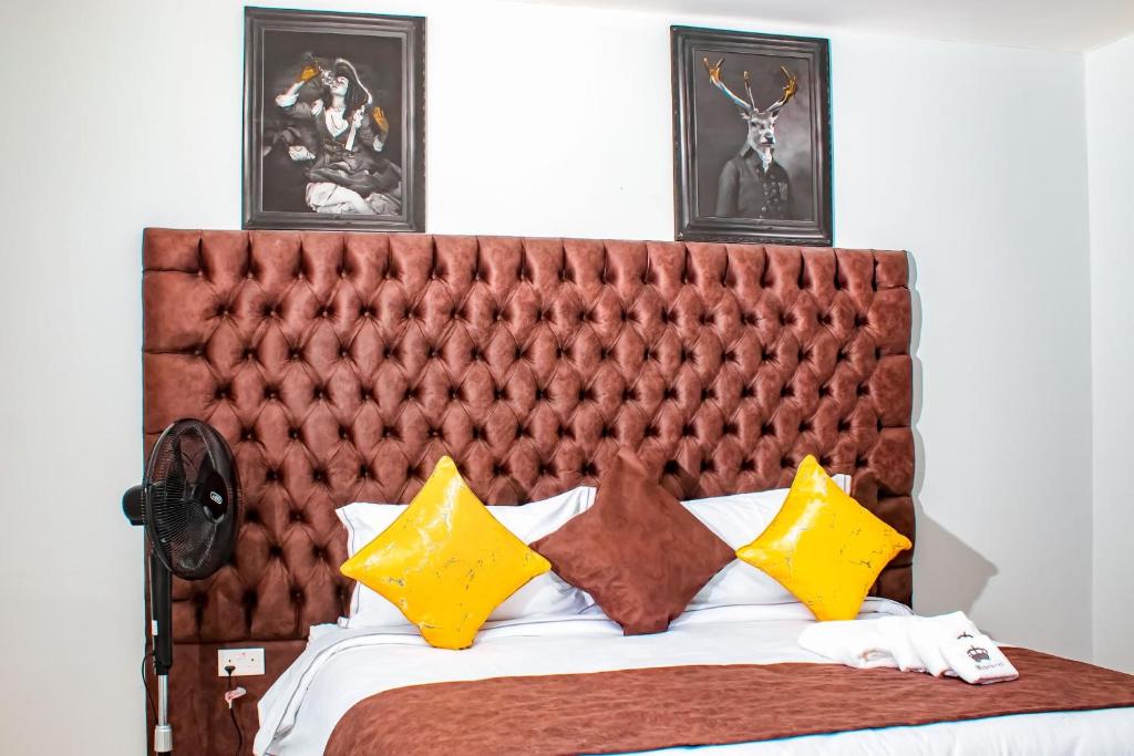 MasvingoLuxury 3 Bedroom Self Catering Apartment- Masvingo的一间卧室配有一张带黄色枕头的大床