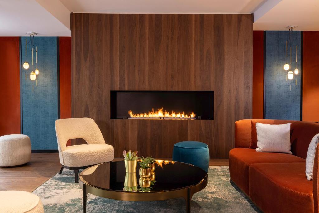 巴黎Hotel Villa Maillot的带沙发和壁炉的客厅