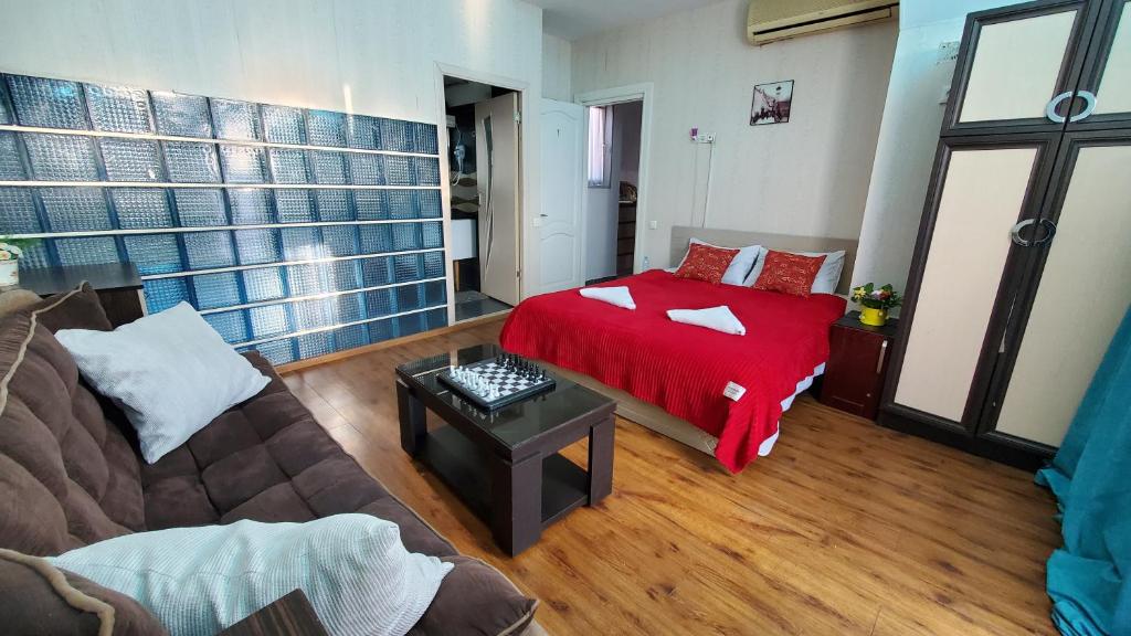 第比利斯Hotel Antalia的客厅配有红色的床和沙发