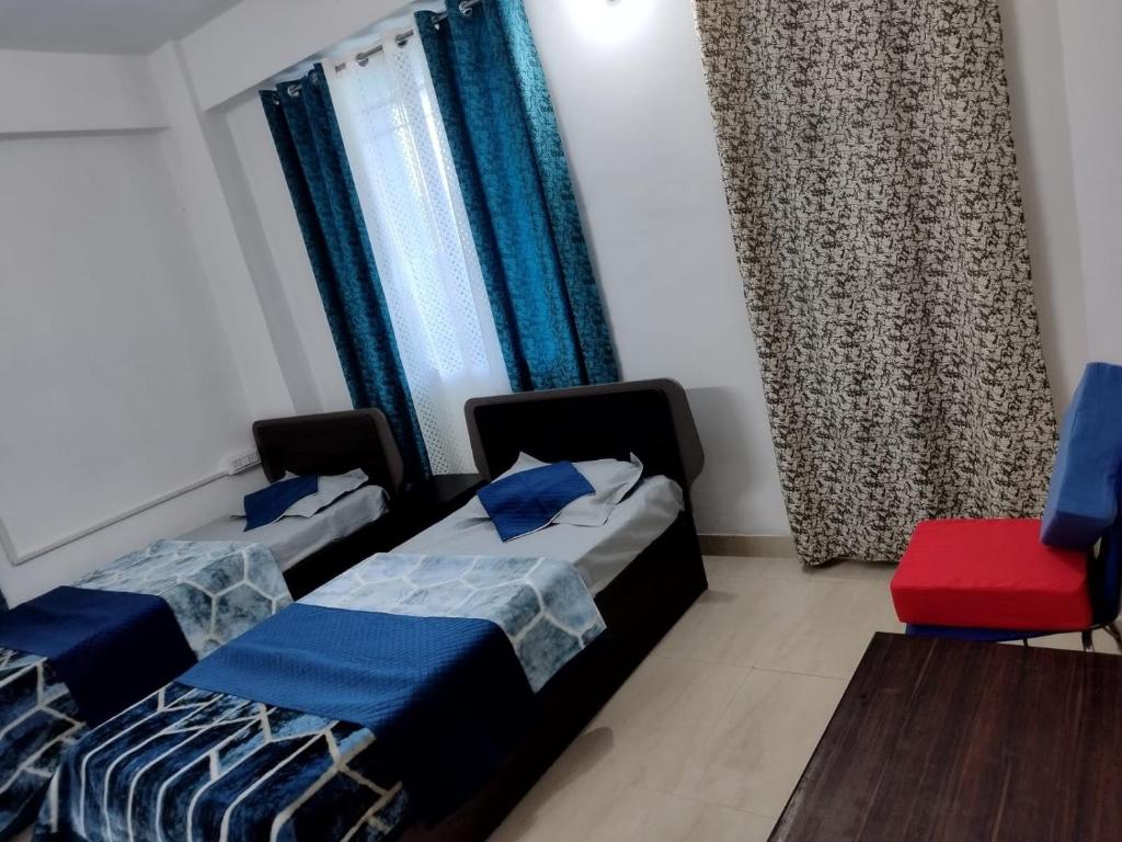 Chhitij Usha enclave客房内的一张或多张床位