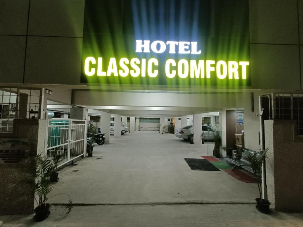 班加罗尔Hotel Classic Comfort的大楼里读酒店赌场舒适性的一个标志