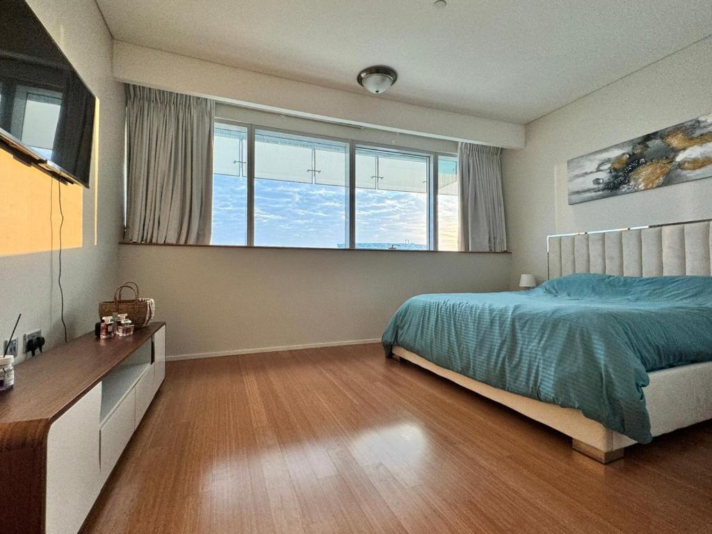 阿布扎比Luxury private sea view room的一间卧室设有一张床和一个大窗户