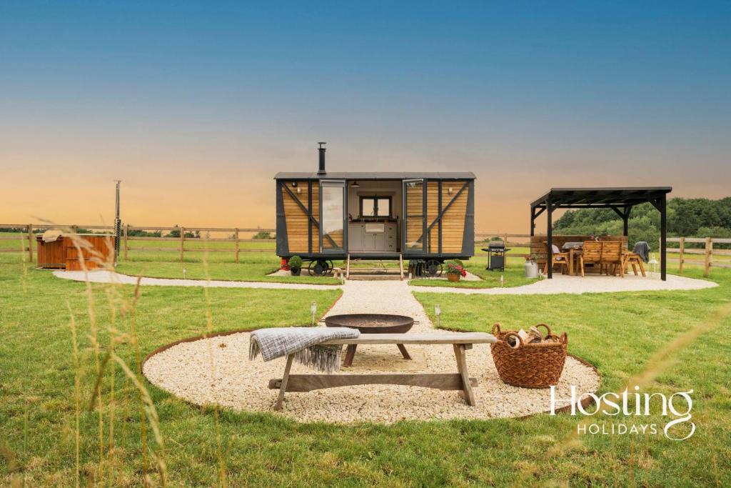 泰姆One Of A Kind Shepherds Hut With Incredible Views的野外的小房子,带野餐桌