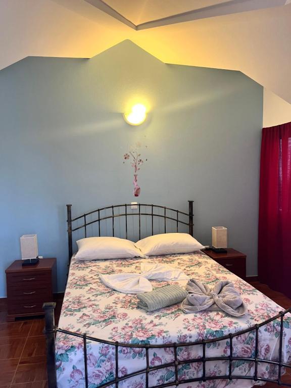 蓬塔杜索尔Casa BB&Djassi的一间卧室配有一张带花卉床罩的床