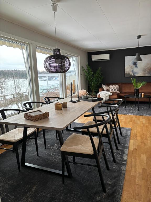 阿斯克尔Koslig bolig med sjøutsikt的一间带木桌和椅子的用餐室