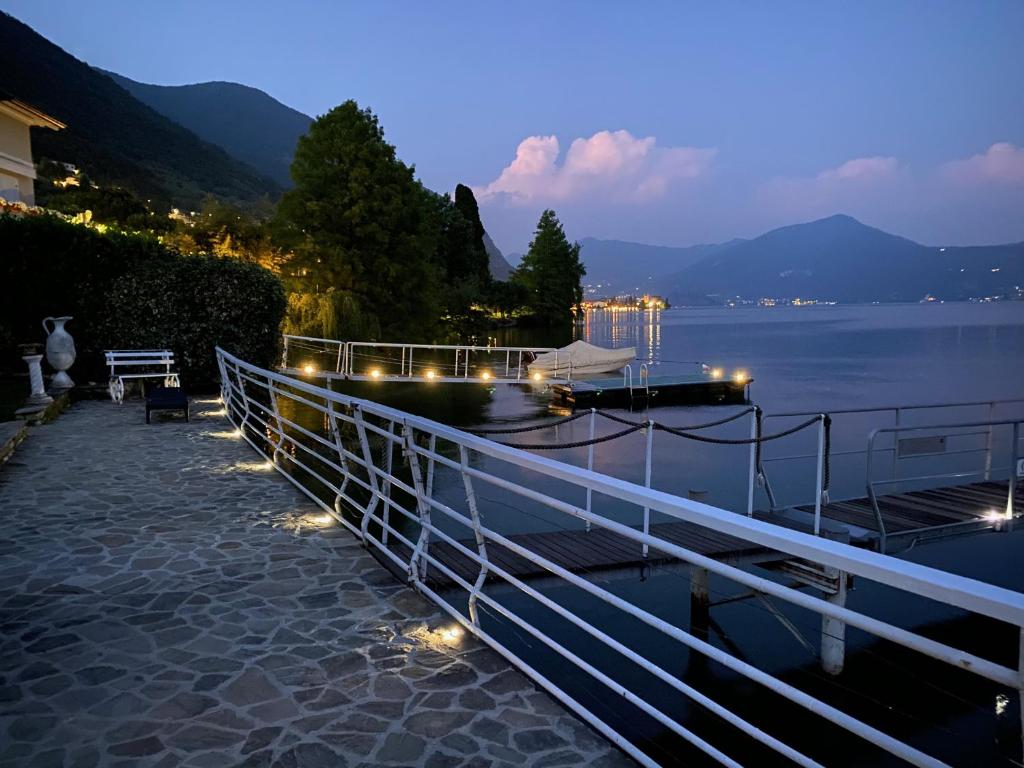 普雷多雷阿纳斯塔西耶别墅的享有湖泊的夜间美景,配有灯光
