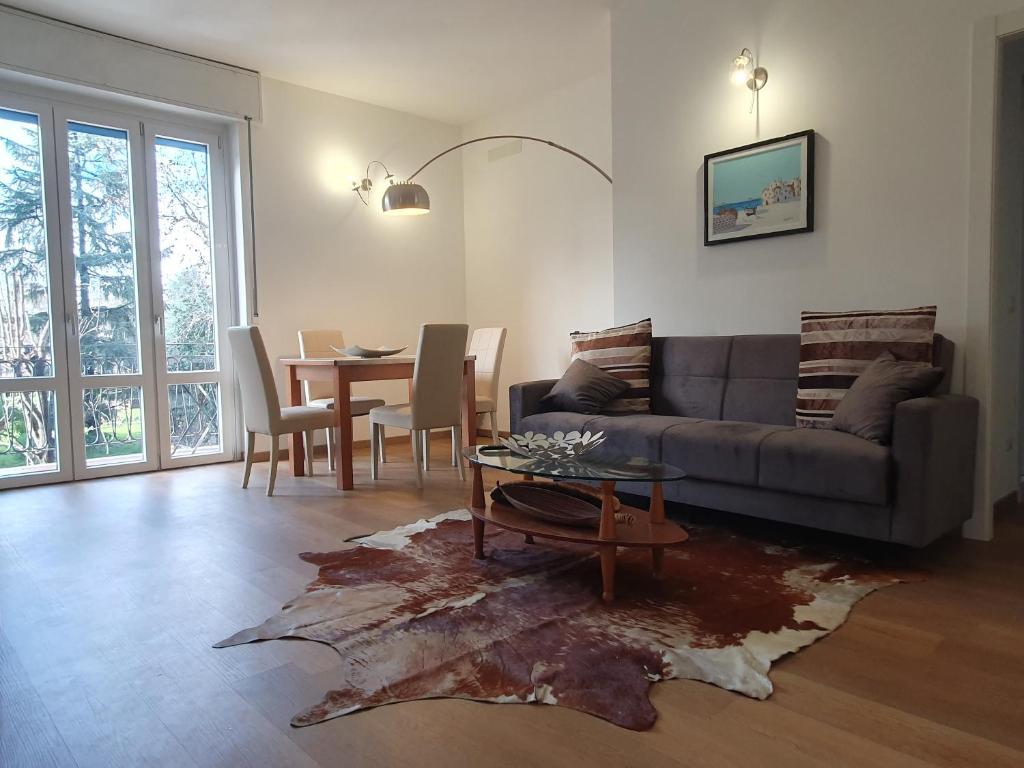 科尔马诺Cormano Apartment Gramsci的客厅配有沙发和桌子