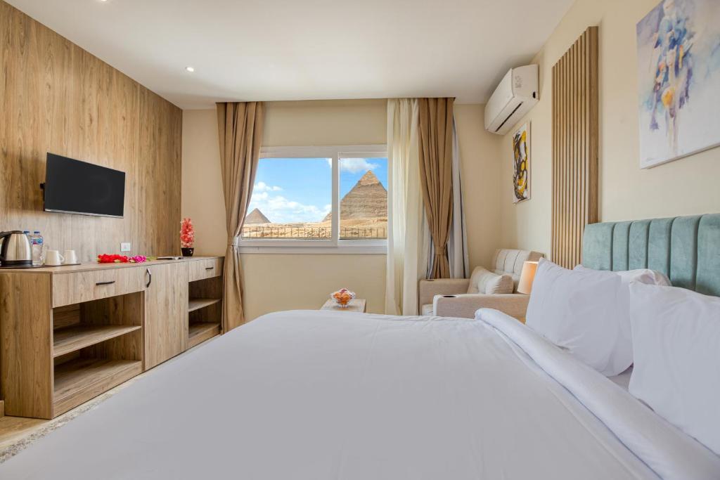 开罗Soul Pyramids View的酒店客房设有床和窗户。