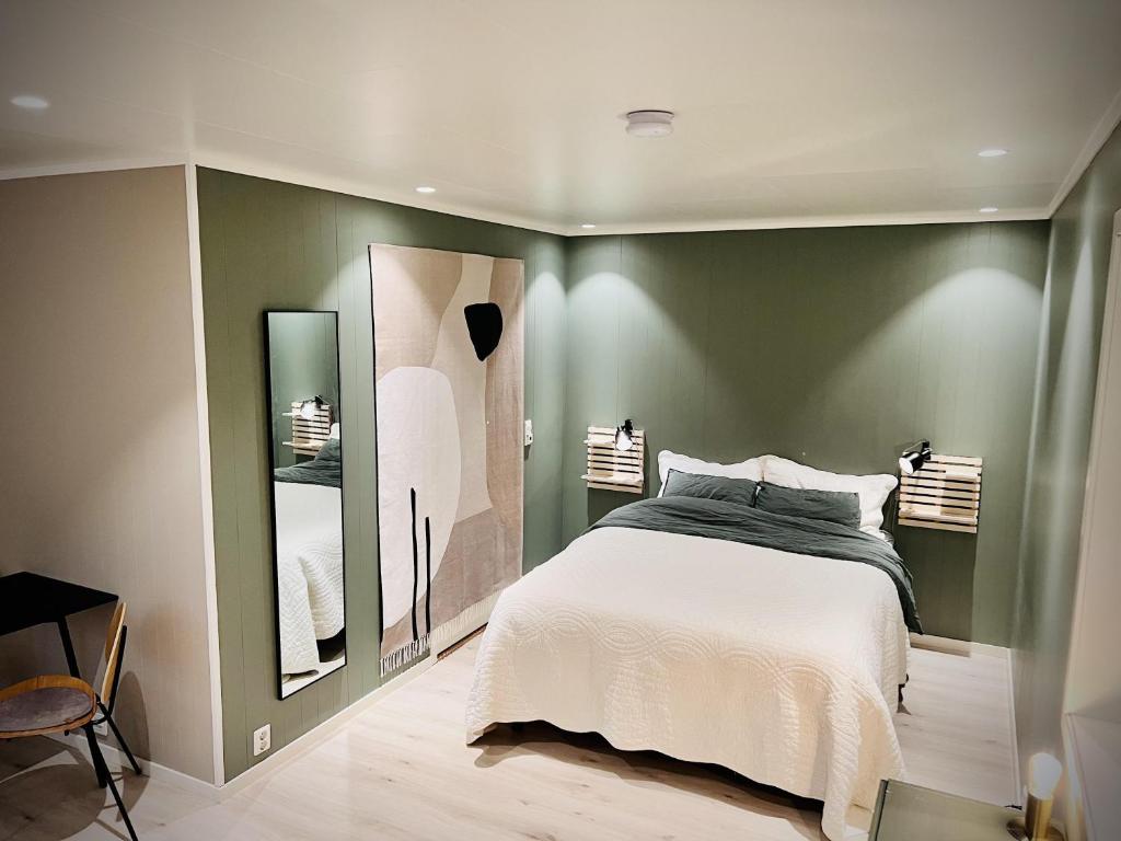 波多Brand new and private studio apartment!的一间卧室配有一张床和两面镜子