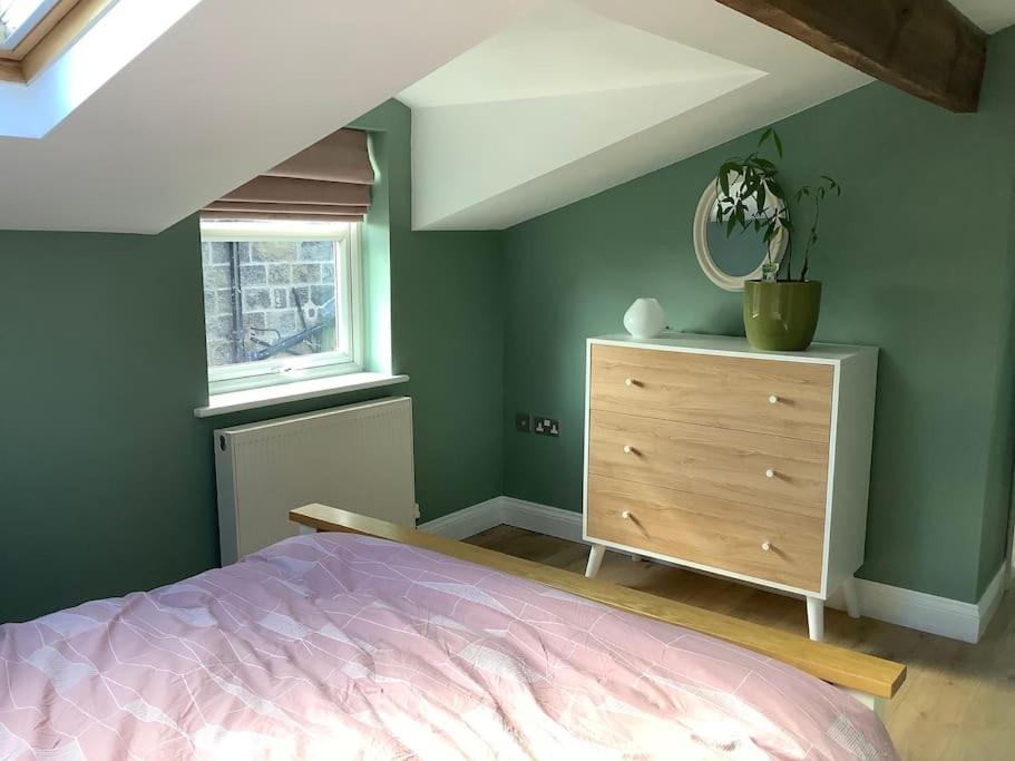 HubyTime House Cottage的一间卧室配有一张床、一个梳妆台和一扇窗户。