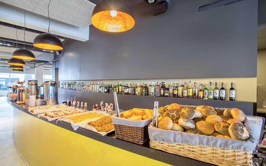 埃尔阿雷纳尔SB Arenal的面包店,面包柜台,提供面包和饮料