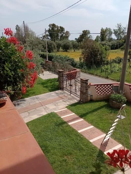 LuniColli di Luni的一个带栅栏、草地和鲜花的花园