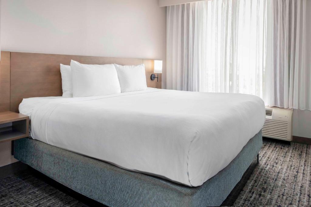 阿林顿达拉斯/阿灵顿凯悦酒店的一张大白色的床,位于酒店客房内