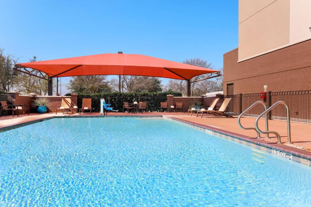 格雷普韦恩达拉斯/葡萄藤广场凯悦酒店的一个带红伞的大型游泳池