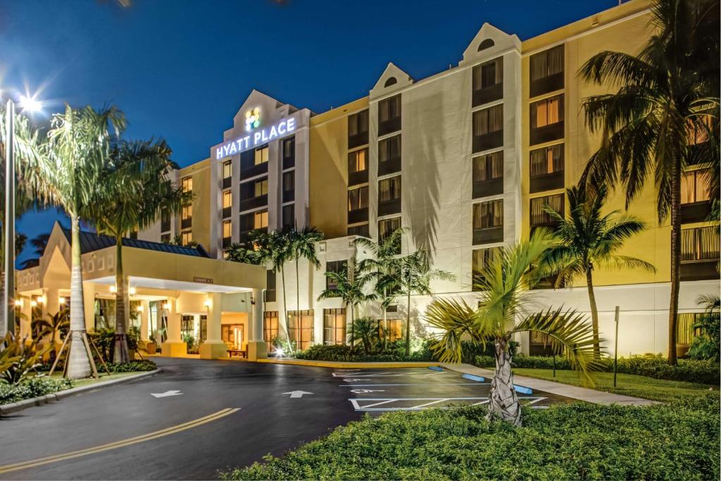 劳德代尔堡Hyatt Place Fort Lauderdale Cruise Port & Convention Center的夜间酒店前的 ⁇ 染