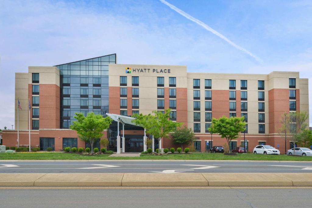 赫恩登Hyatt Place Herndon Dulles Airport - East的上面有市场标志的建筑