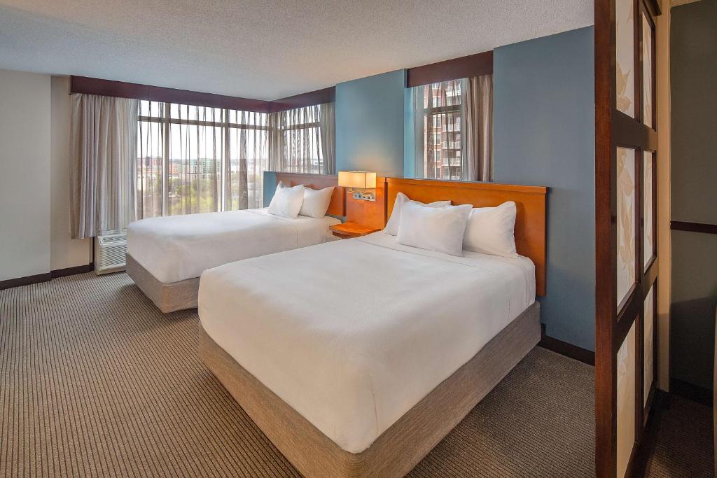 麦迪逊麦迪逊/市中心凯悦嘉轩酒店的酒店客房带两张床和两个窗户