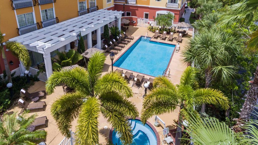 埃斯特罗椰子点凯悦嘉轩酒店的享有酒店空中景色,设有游泳池和棕榈树