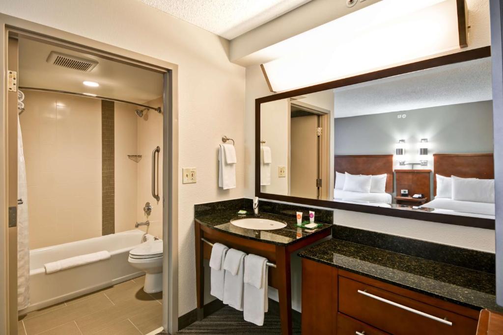 里诺雷诺/塔霍机场凯悦普雷斯酒店的一间带水槽、卫生间和镜子的浴室