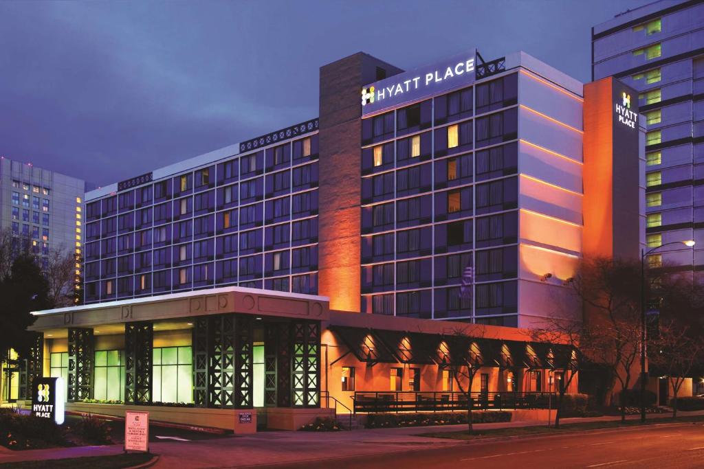 圣何塞凯悦广场圣何塞市中心酒店的一座大型酒店建筑,外墙光线充足
