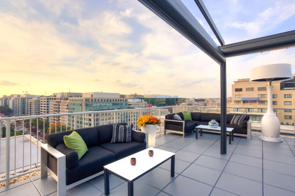 华盛顿华盛顿DC /白宫凯悦嘉轩酒店 的阳台配有沙发,享有城市景观