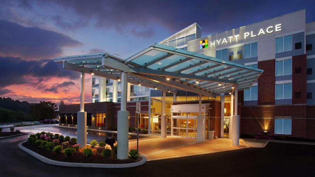 华盛顿Hyatt Place at The Hollywood Casino Pittsburgh South的一座大建筑,上面有标志