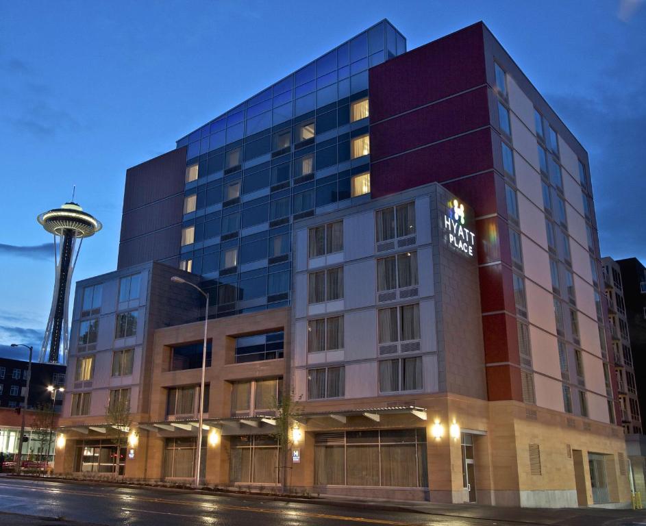 西雅图西雅图市中心凯悦广场酒店的酒店大楼的背景是一座塔楼