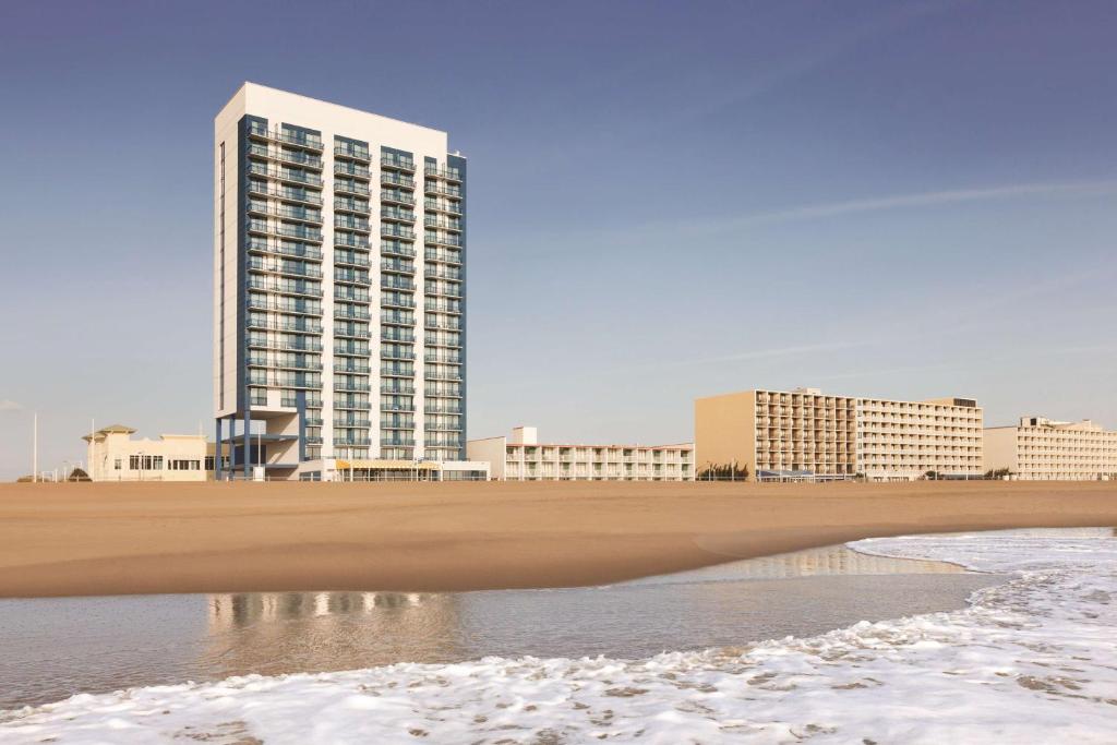 弗吉尼亚海滩维吉尼亚海滩 / 海滨西雅特豪斯酒店的享有带海滩和建筑的城市美景