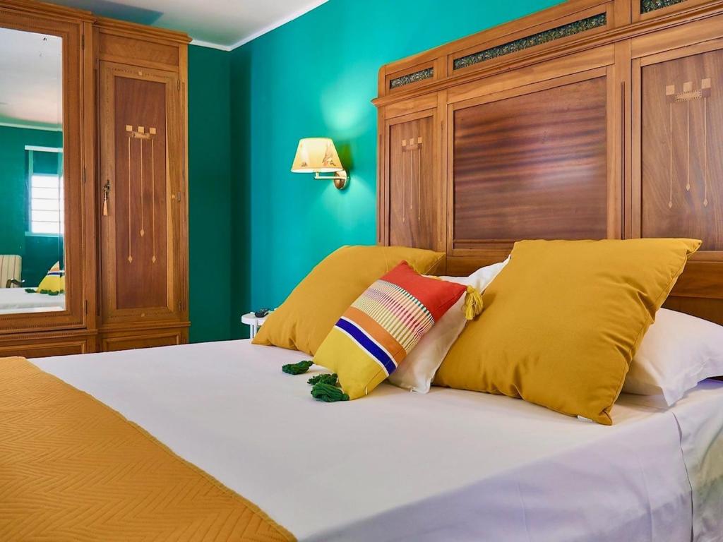 卡普多兰多Qurchiti的一间卧室配有黄色和红色枕头的床