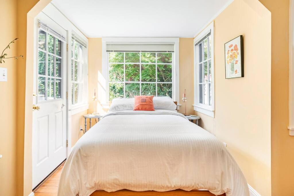 旧金山Secret Garden Stay - Perfect SF Location的配有窗户的客房内的一张大床