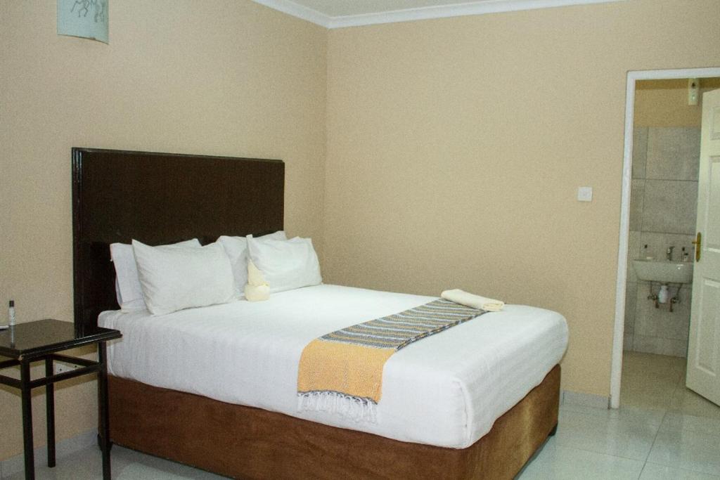 马翁Kamanga Safari Lodge的一间卧室,卧室内配有一张大床
