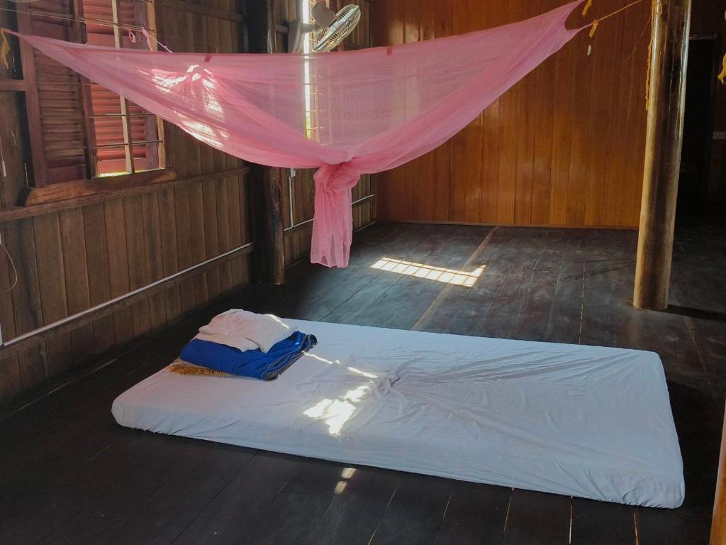 Krong KrachehMelop Koki Homestay 7的粉红色天篷的房间里一张床位