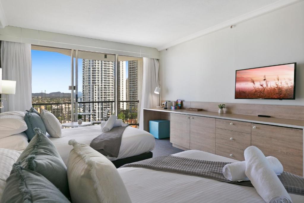 黄金海岸Cosy 2-Bed Central Studio Apartment With Views的一间卧室设有两张床和大窗户