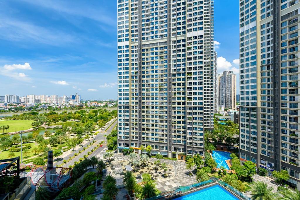 胡志明市Vinhomes Central Park Apartment- Landmark Luxury的城市空中景观高楼